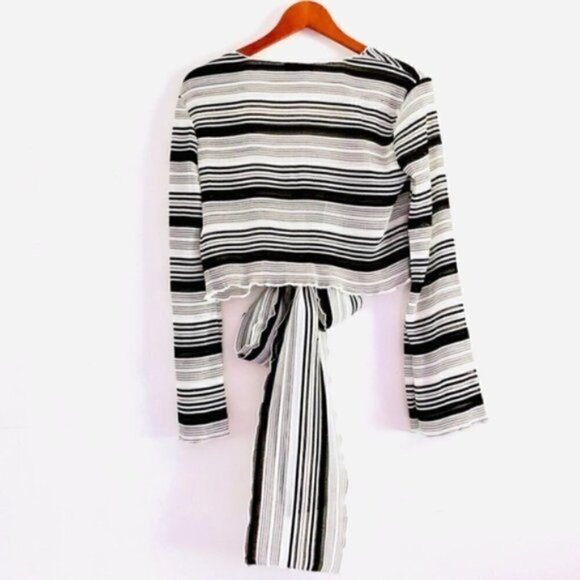 finders keepers Pierre Top XS NWT Black Stripe Micropleat Australia Label - Picture 10 of 13